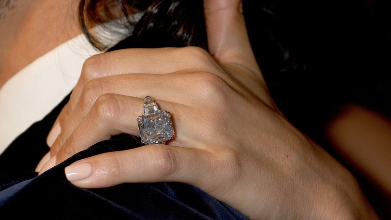 Un gros plan de la bague de fiançailles de Jennifer Lopez