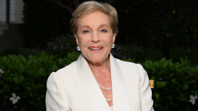 Julie Andrews photographiée souriante en 2022