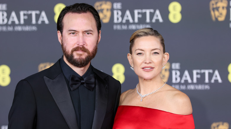 Kate Hudson et Danny Fujikawa posant ensemble