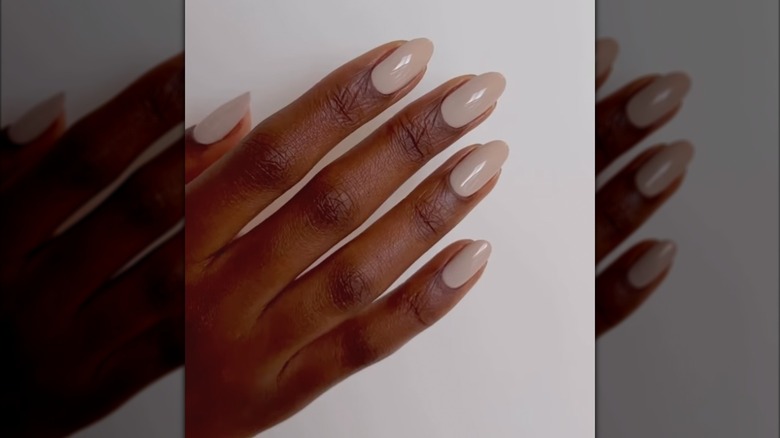 Une femme portant la couleur manucure Dunes
