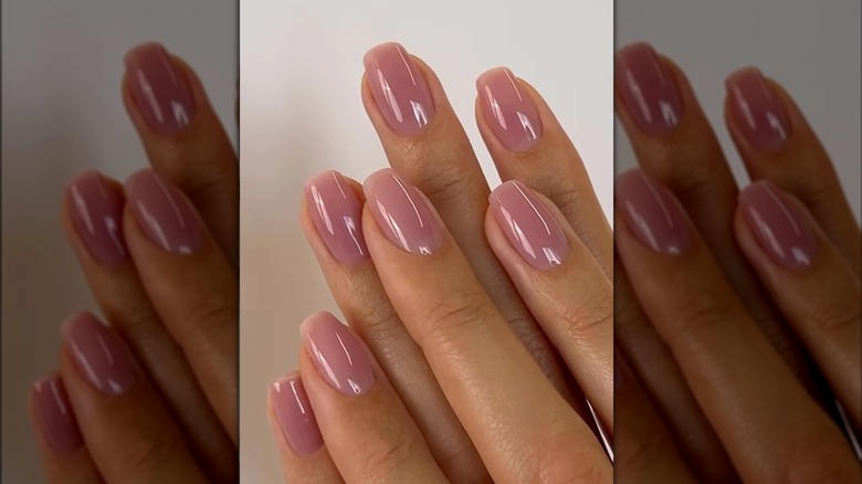 Gros plan d'une femme portant du vernis à ongles Blush BB Cream