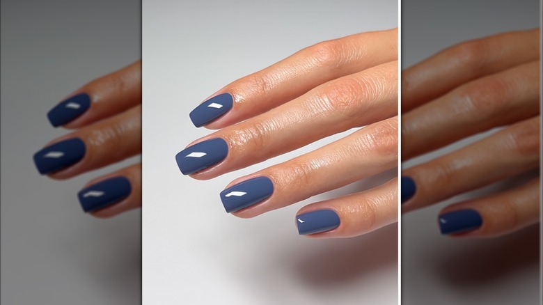 Une femme avec un vernis à ongles bleu denim