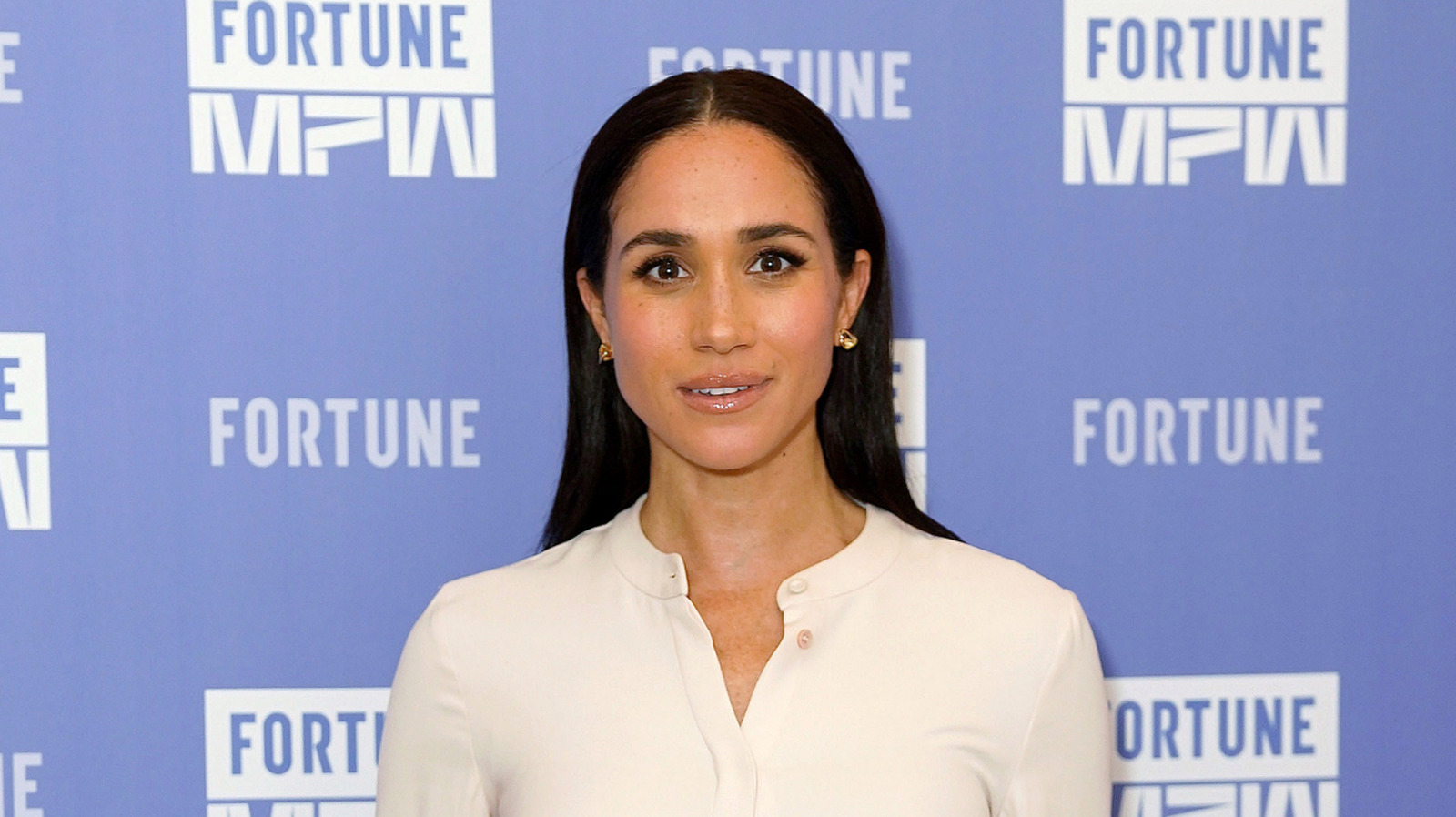 Le look beauté signature de Meghan Markle est une combinaison classique qui a toujours fière allure ensemble