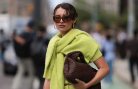 Les pulls chartreuse sont à la mode pour la deuxième automne consécutive : comment porter la couleur qui divise