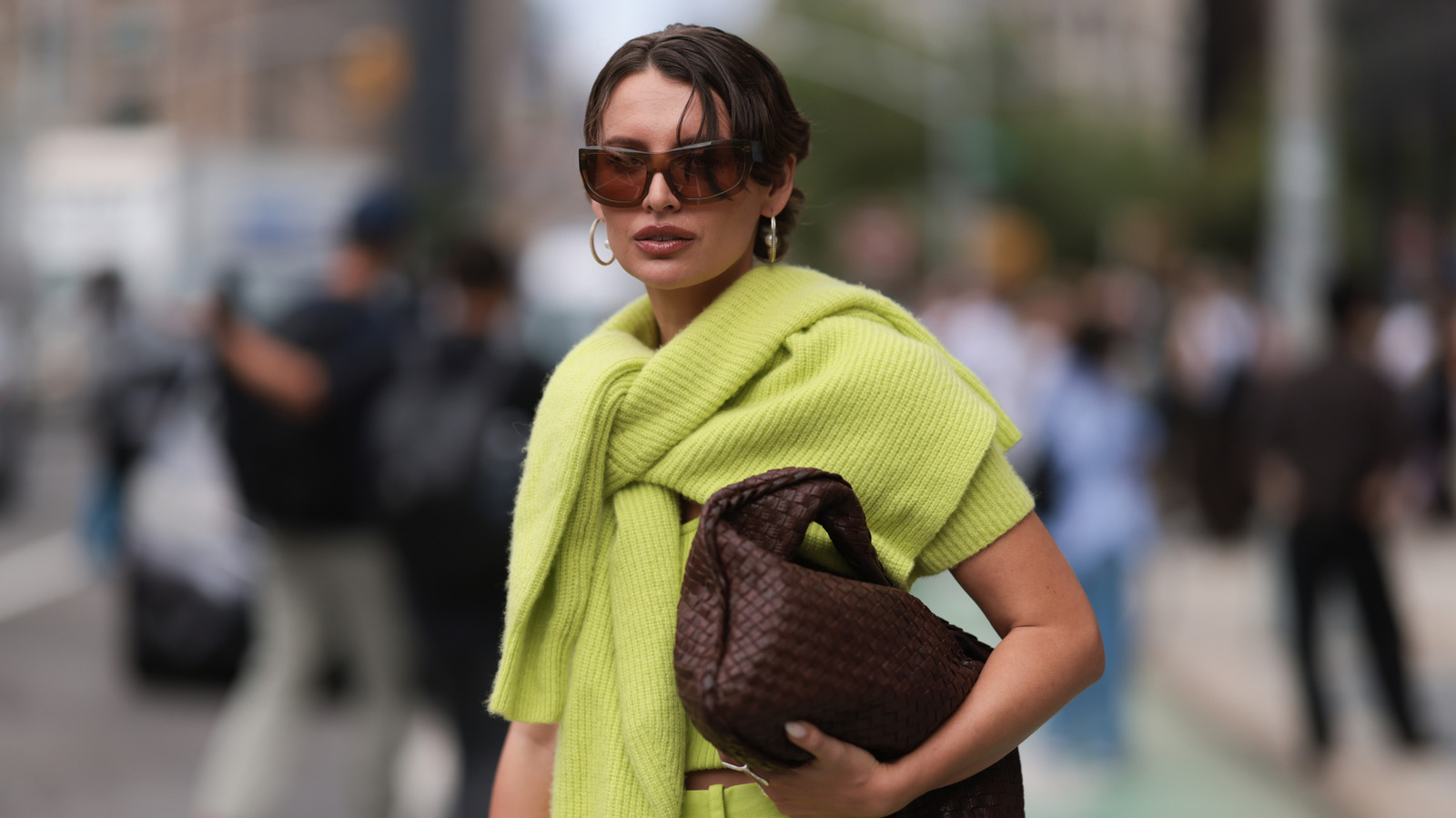 Les pulls chartreuse sont à la mode pour la deuxième automne consécutive : comment porter la couleur qui divise