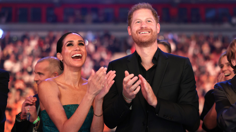 Le prince Harry et Meghan Markle applaudissent et sourient aux Jeux Invictus