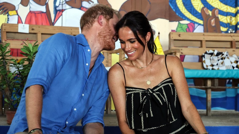 Le prince Harry murmure quelque chose à Meghan Markle en Colombie