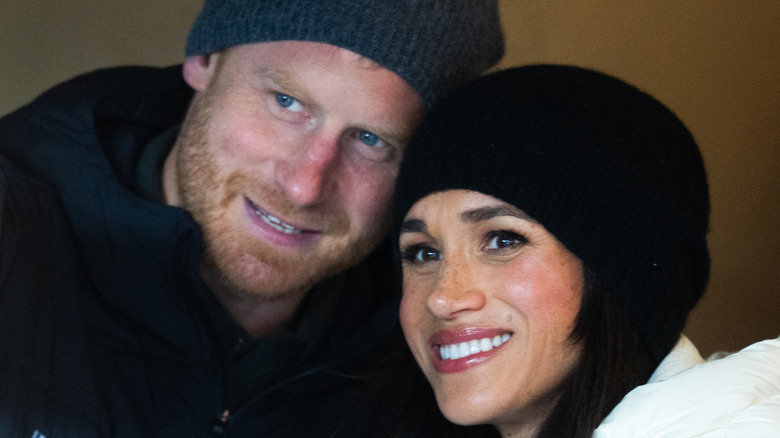 Le prince Harry et Meghan Markle se rapprochent en vêtements d'hiver au Canada