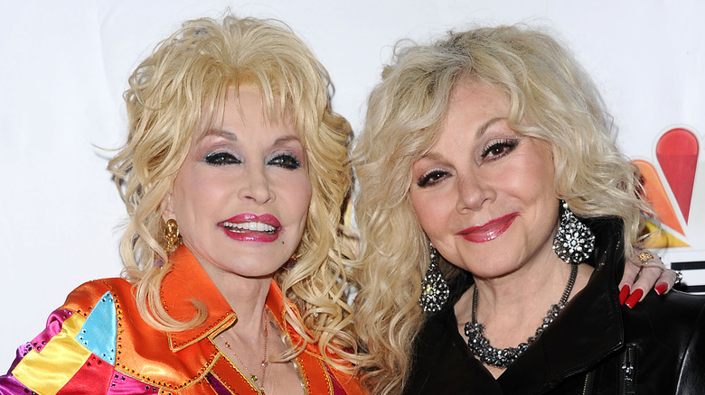 Dolly Parton avec sa sœur en 2015