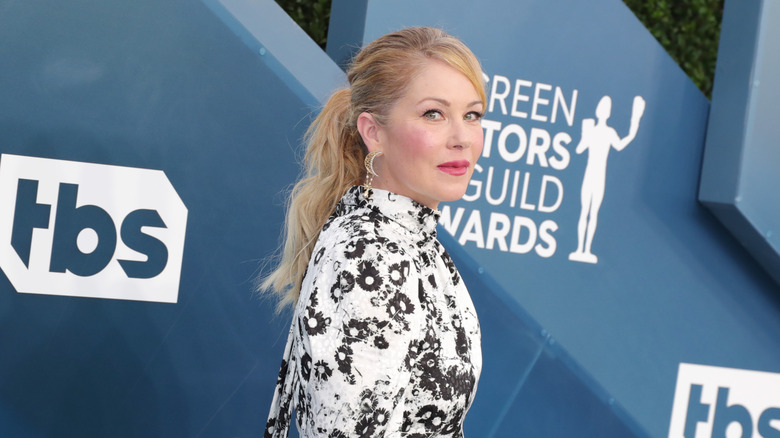 Christina Applegate sur le tapis rouge dans une robe noire et blanche