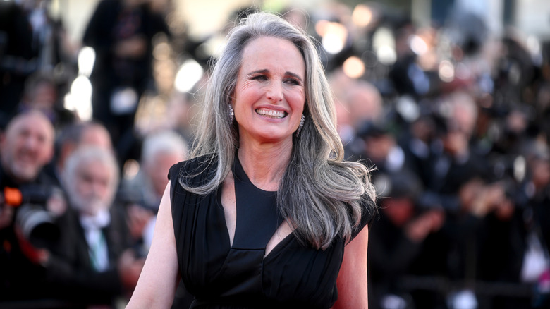 Andie McDowell sur le tapis rouge en souriant