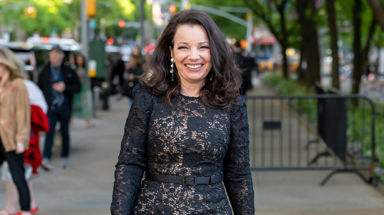 Fran Drescher dans la rue dans une robe body con en dentelle