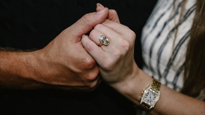Une image de la bague de fiançailles de Taylor Swift
