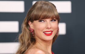 Tout ce que nous savons sur l'alliance incurvée personnalisée de Taylor Swift