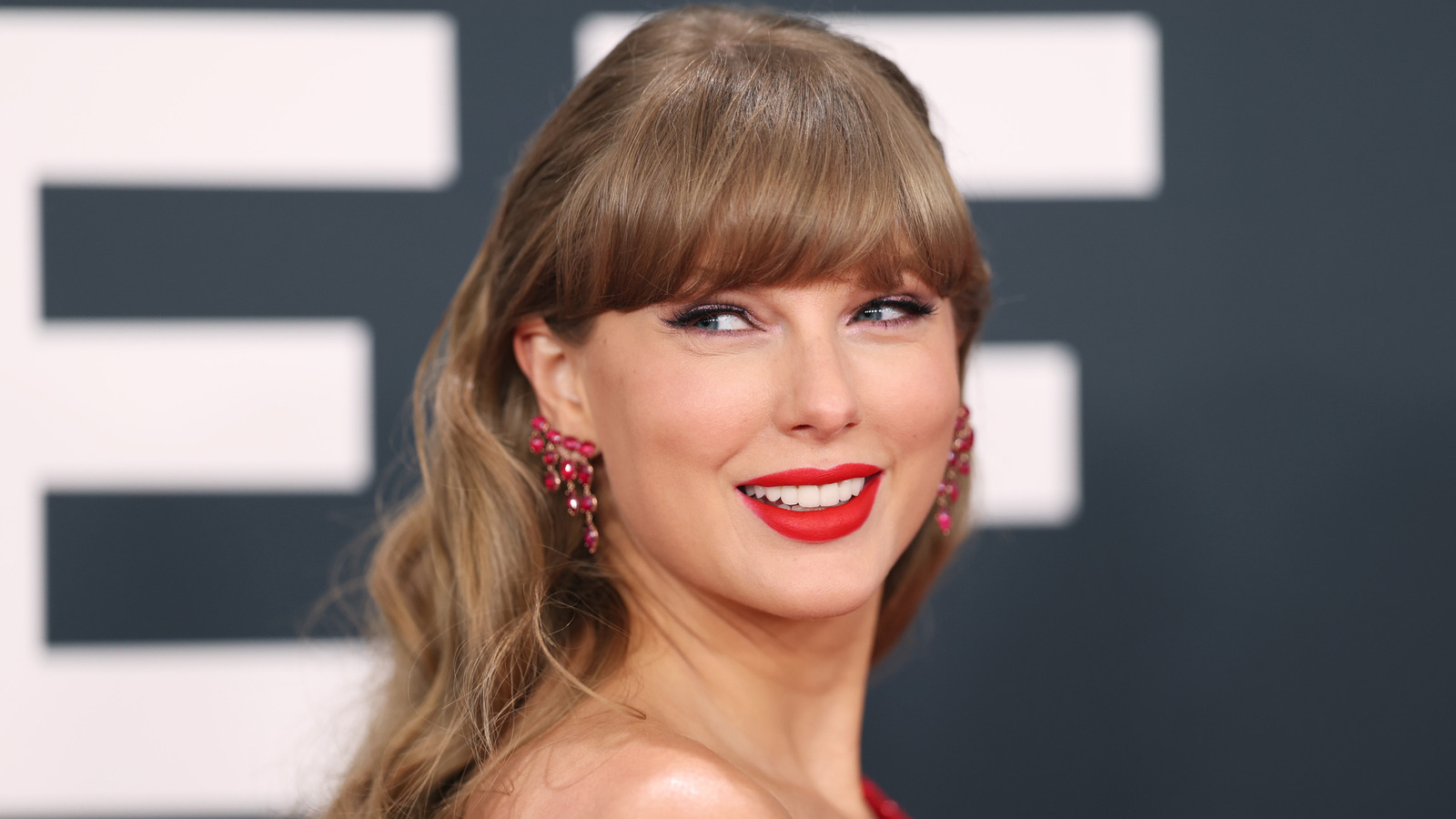 Tout ce que nous savons sur l'alliance incurvée personnalisée de Taylor Swift
