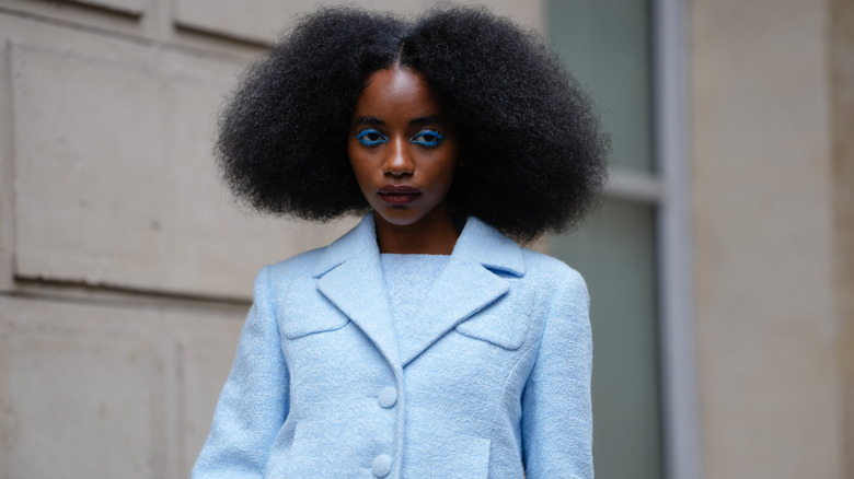 Mannequin en tenue bleue photographiée à Paris en 2025