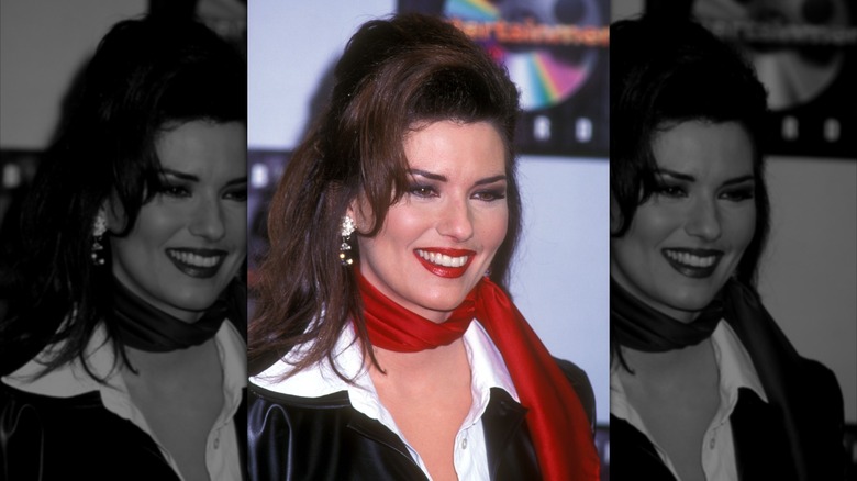Shania Twain photographiée souriante en 1996