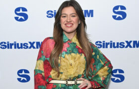 Kelly Clarkson fait ses débuts avec un Bob bouclé au-dessus de l'épaule, un mois après la fin de son talk-show