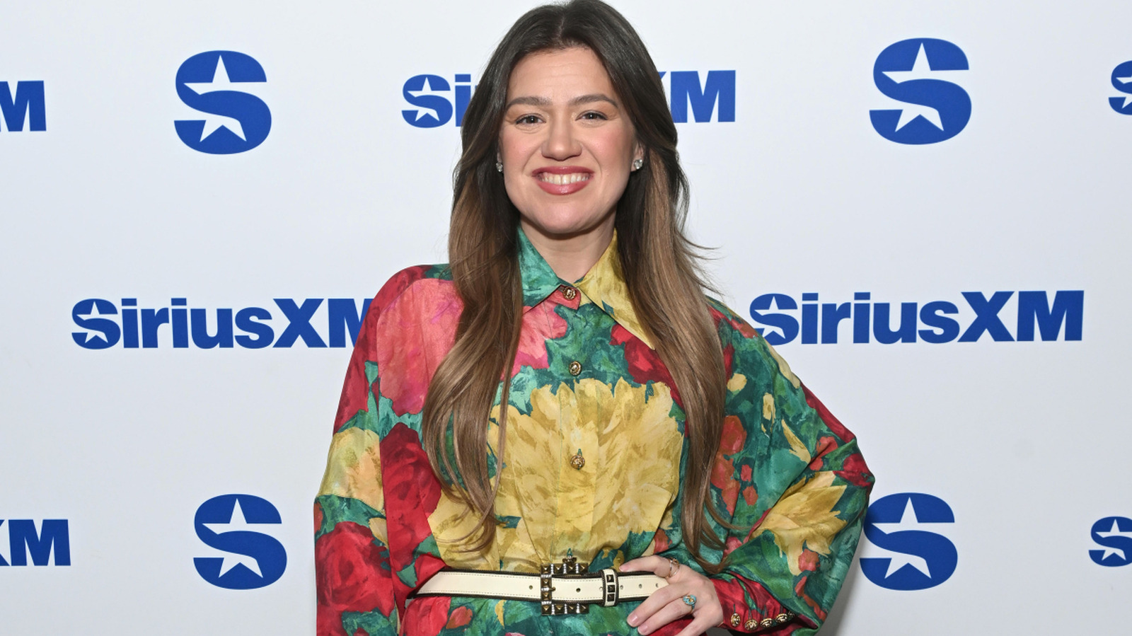 Kelly Clarkson fait ses débuts avec un Bob bouclé au-dessus de l'épaule, un mois après la fin de son talk-show
