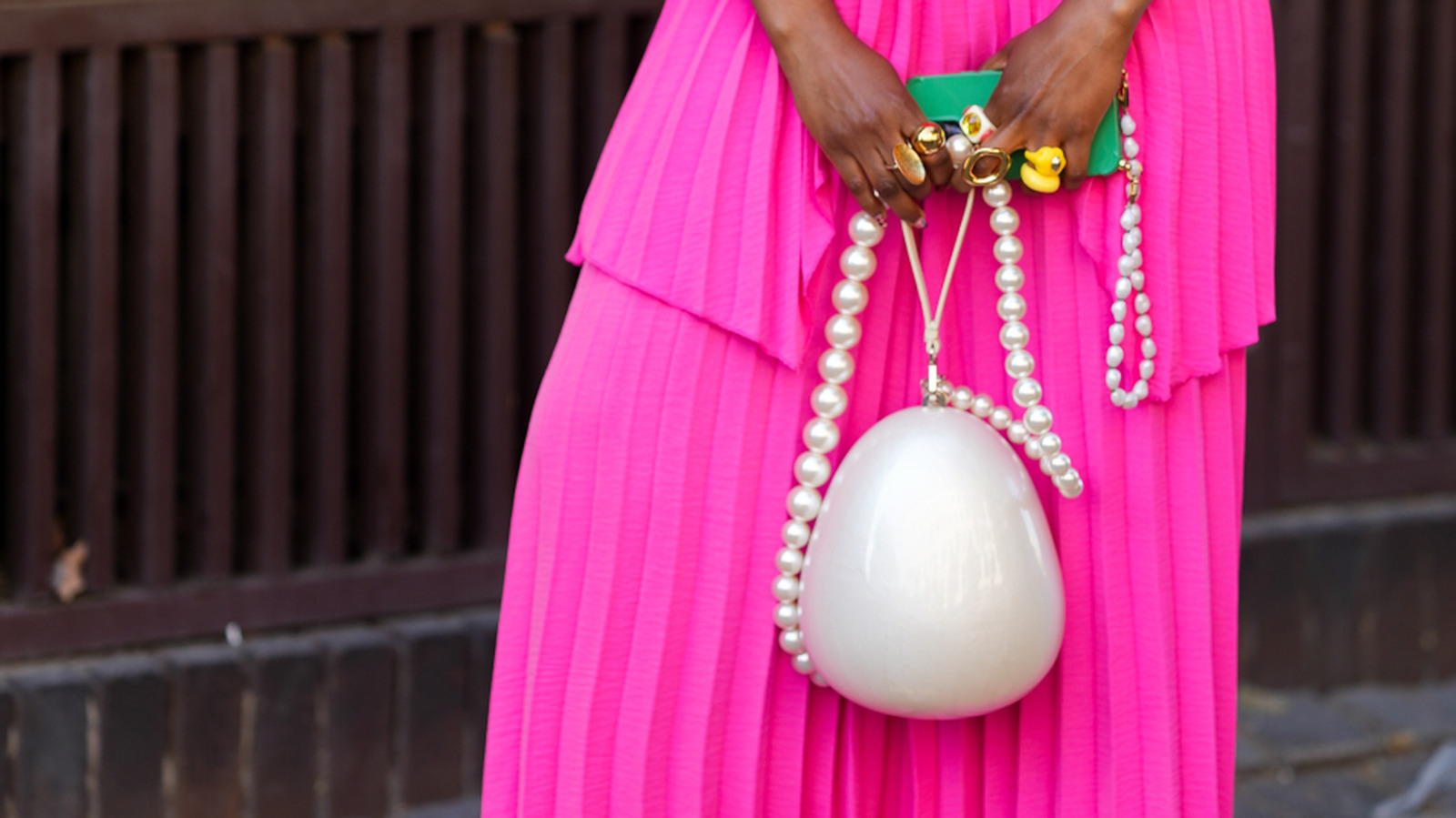 Dites adieu aux sacs à main de luxe silencieux : la tendance des sacs fantaisie insuffle de la mode avec du plaisir