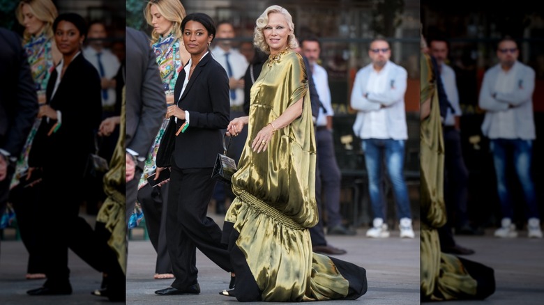 Pamela Anderson en robe dorée à Milan en 2026