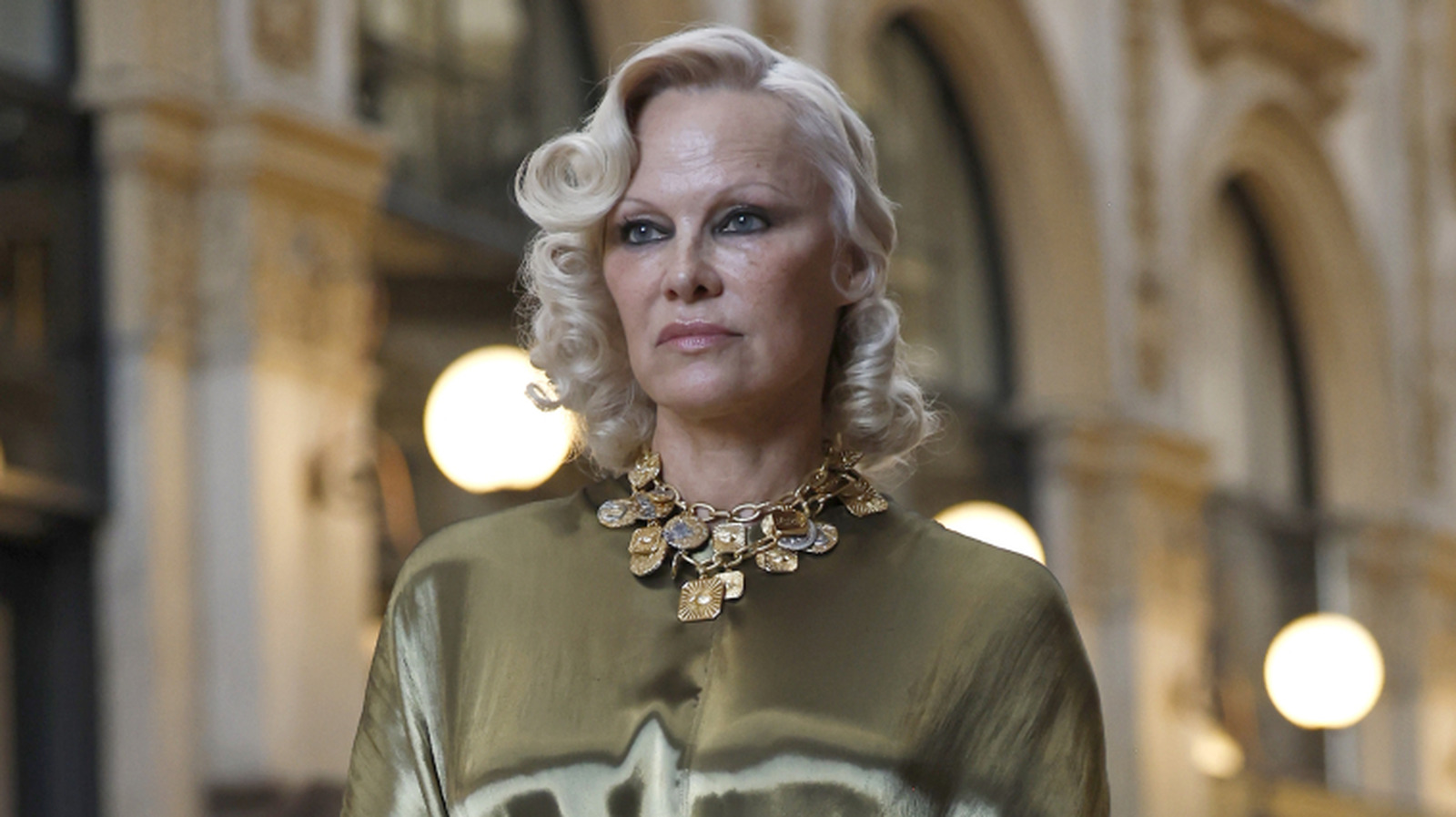 Pamela Anderson essaie le fard à paupières gris et c'est notre look préféré pour elle de 2026