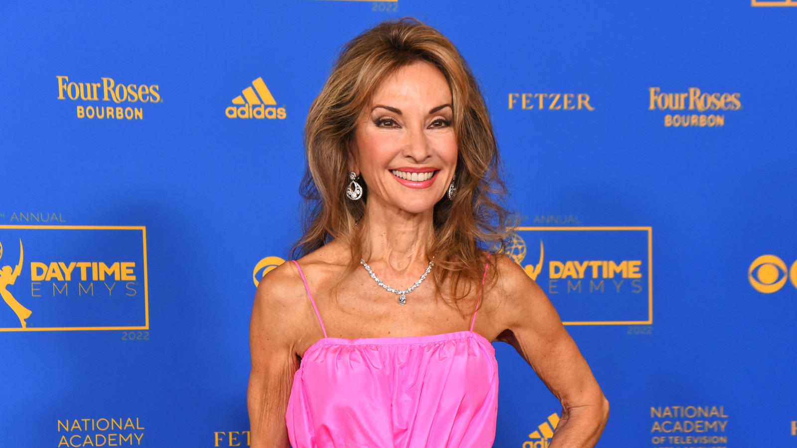 Susan Lucci fait tourner les têtes en ouvrant la saison 2026-27 du Met dans une robe cramoisie scintillante