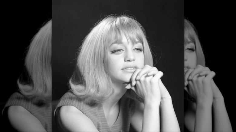 Goldie Hawn pose avec un carré décollé