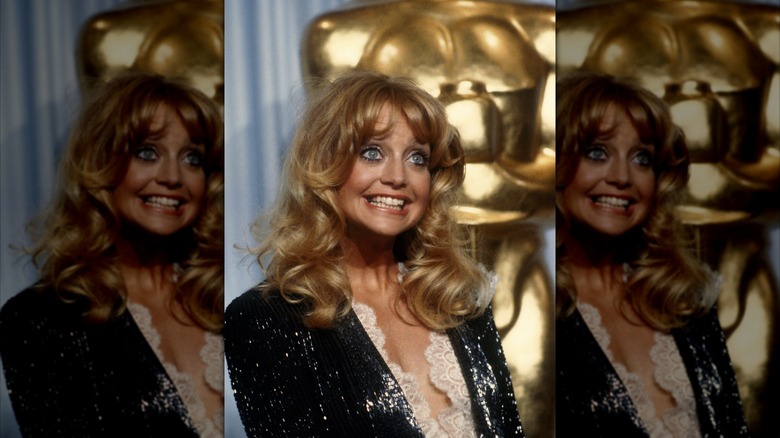 Goldie Hawn sourit dans un blazer noir à sequins