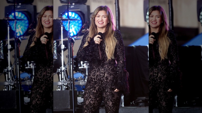 Kelly Clarkson se produisant dans l'émission Today en 2025