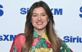 Kelly Clarkson, 44 ans, étourdit avec son look noir ultra transparent tard dans la nuit avec Seth Meyers