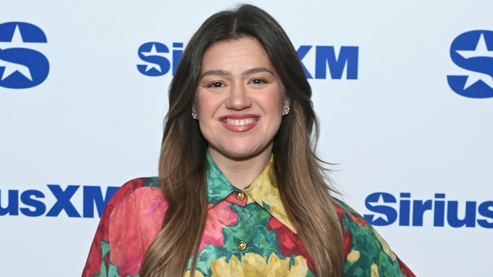 Kelly Clarkson, 44 ans, étourdit avec son look noir ultra transparent tard dans la nuit avec Seth Meyers