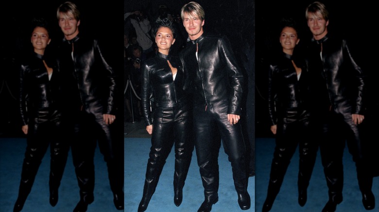 Victoria et David Beckham posant les bras l'un autour de l'autre tout en portant des tenues en cuir assorties