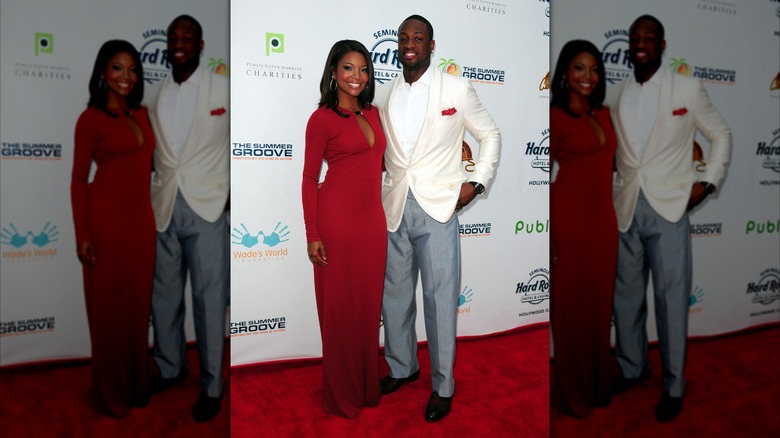 Gabrielle Union et Dwyane Wade souriant devant la caméra, bras autour de l'autre