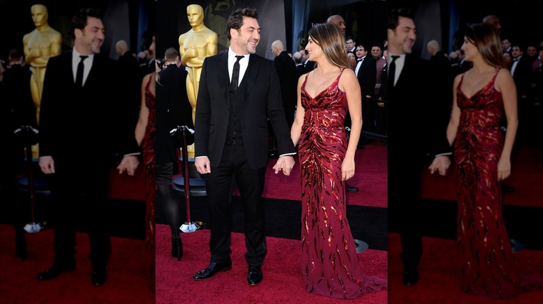 Penélope Cruz et Javier Bardem se sourient alors qu'ils se tiennent main dans la main sur le tapis rouge