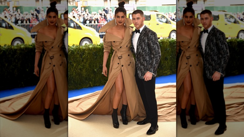 Priyanka Chopra et Nick Jonas posant les bras l'un autour de l'autre tout en regardant hors caméra avec de petits sourires