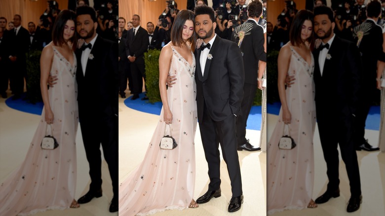 Selena Gomez penche sa tête contre celle de The Weeknd alors que les deux posent au Met Gala