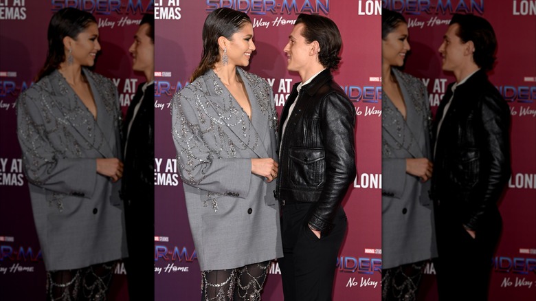 Zenday et Tom Holland sourient alors qu'ils se tiennent près l'un de l'autre lors d'un 
