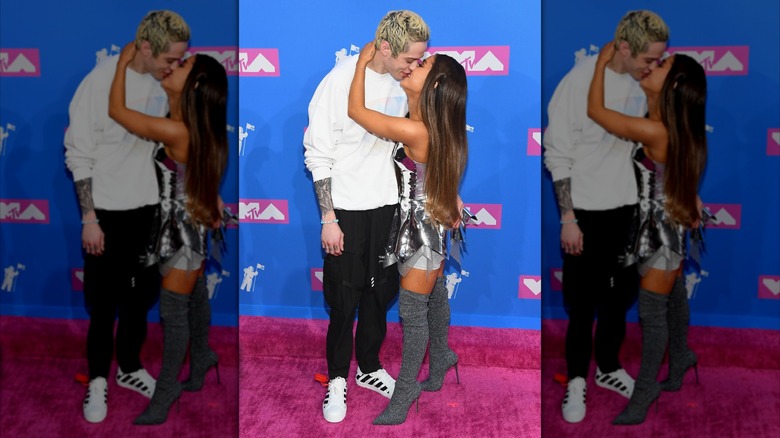 Pete Davidson et Ariana Grande s'embrassent sur le tapis rouge des MTV VMA