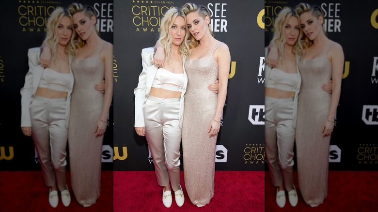 Kristen Stewart et Dylan Meyer posant avec la tête rapprochée et les bras l'un autour de l'autre tout en portant des tenues de couleur claire