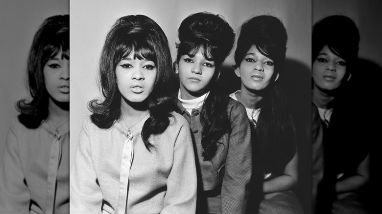 Photo en noir et blanc des Ronettes avec leurs cheveux coiffés en diverses itérations de ruches