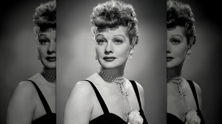 Portrait en noir et blanc de Lucille Ball portant sa coiffure coupe caniche emblématique