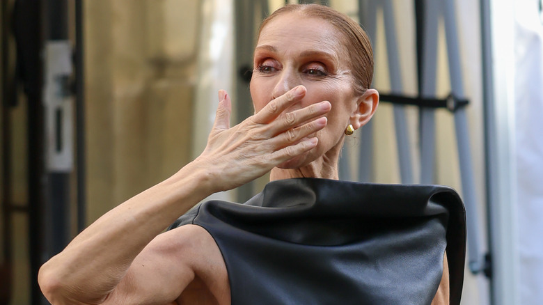 Céline Dion envoyant un baiser devant son appartement parisien en 2026
