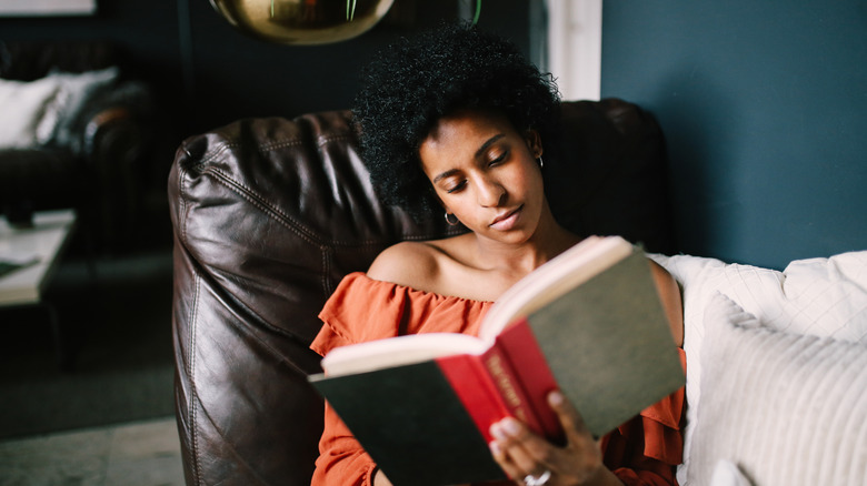 Femme assise sur une chaise en train de lire