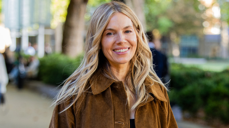 Sienna Miller porte une veste en velours côtelé marron