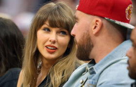 La coupe de cheveux courte de Taylor Swift après le mariage semble incroyablement bouclée ou droite