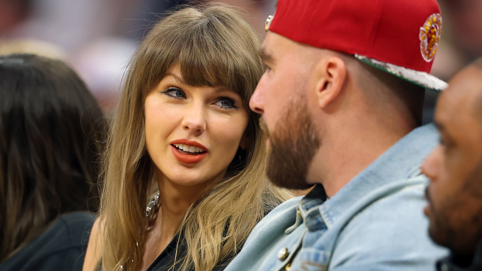 La coupe de cheveux courte de Taylor Swift après le mariage semble incroyablement bouclée ou droite