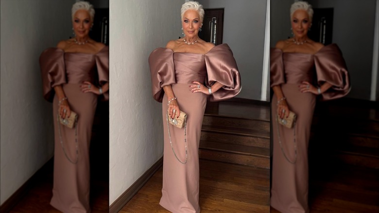 Denise Welch pose dans une robe rose antique avant le mariage de son fils