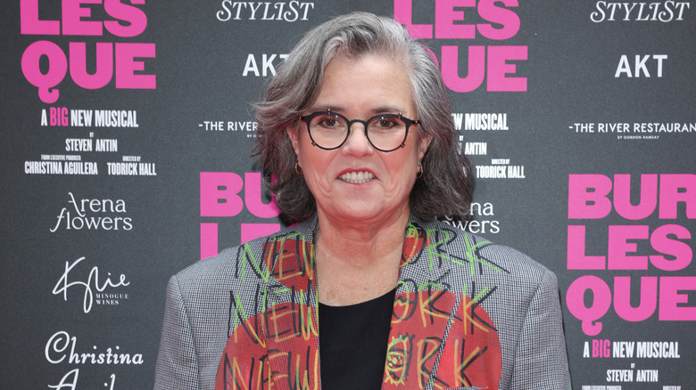 Rosie O'Donnell dans une veste grise lors d'un événement