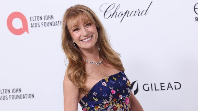 Jane Seymour dans une robe bustier bleue à fleurs lors d'un événement